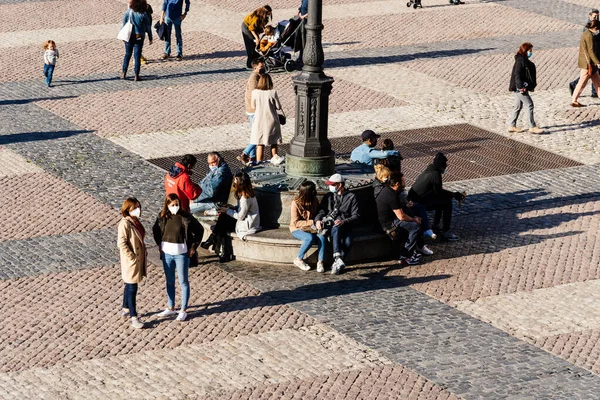 Madrid 'deki Plaza Belediye Başkanı Meydanı' nda insanların oturma ve yürüme zevki — Stok fotoğraf