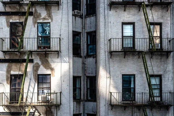 New York 'ta Beyaz Boyanmış Tuğla Yüzlü Eski Daire Binası — Stok fotoğraf