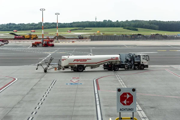 Camión cisterna con combustible de aviación en la pista del aeropuerto — Foto de Stock