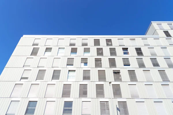 Nowoczesny budynek mieszkalny przeciwko błękitne niebo w Madrycie — Zdjęcie stockowe