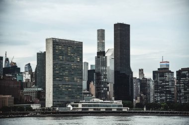 Manhattan 'ın ortasındaki şehir East River, New York City' den