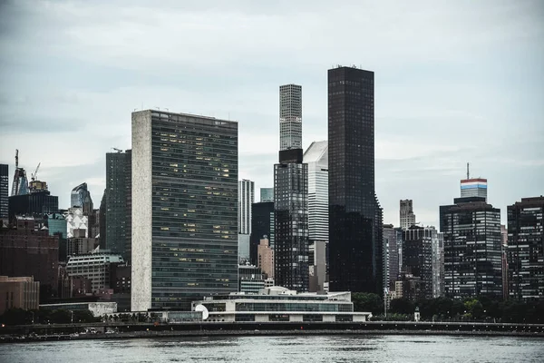 Феттель из центра Манхэттена с Ист-Ривер, Нью-Йорк — стоковое фото