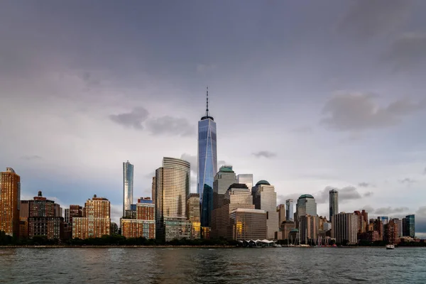 Городской пейзаж центра Нью-Йорка в сумерках — стоковое фото