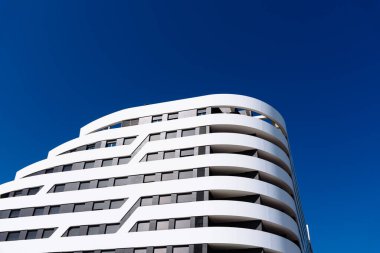 Madrid 'de mavi gökyüzüne karşı modern yerleşim yeri