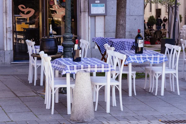 Pusty taras restauracji w Madrycie podczas pandemii koronawirusowej — Zdjęcie stockowe