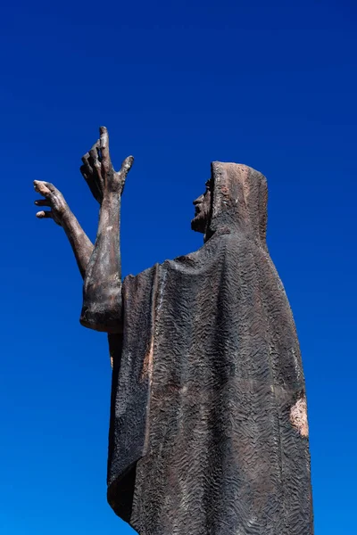 Madrid 'deki Almudena Katedrali' nin çatısında havarinin bronz heykeli. — Stok fotoğraf