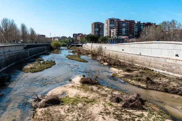 Rio Manzanares e paisagem urbana de Madrid Rio — Fotografia de Stock