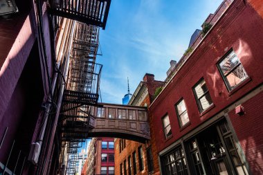 New York 'taki Staple Caddesi' ndeki köprünün alçak açılı görüntüsü