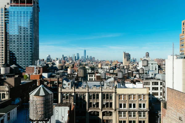 Skyline van Manhattan in New York City met watertanks — Stockfoto