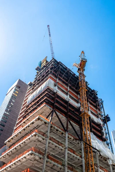 Arranha-céu em construção contra o céu em Nova York — Fotografia de Stock