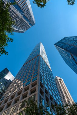 New York 'taki gökdelenlerin hemen altında.