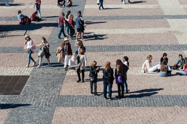Madrid 'deki Plaza Belediye Başkanı Meydanı' nda insanların oturma ve yürüme zevki