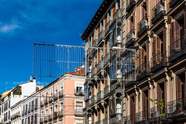 Vista en ángulo bajo del antiguo edificio residencial en el centro de Madrid — Foto de Stock