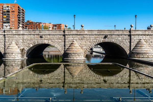 Пуэнте-де-Сеговия через реку Мансанарес в Мадриде — стоковое фото