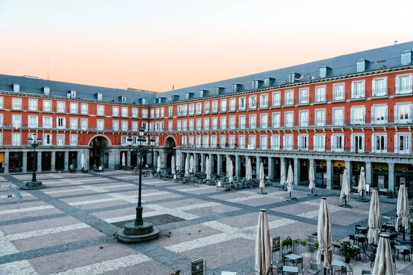 Escenario de Plaza Mayor vacía al amanecer. Madrid — Foto de Stock