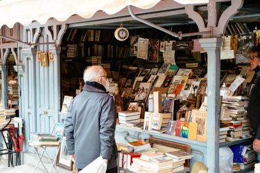 Madrid Cuesta de Moyano 'daki eski kitap fuarındaki insanlar.