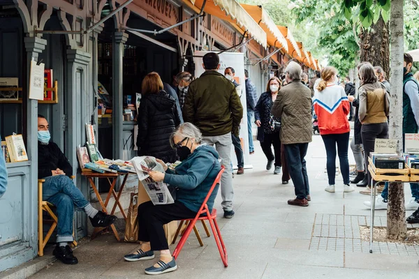 Gente en la antigua feria del libro en Cuesta de Moyano en Madrid —  Fotos de Stock