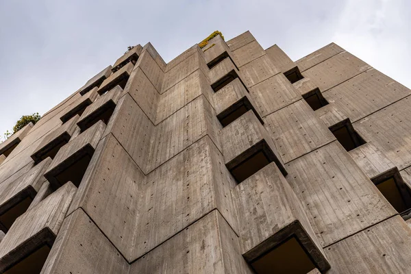 Розкішна житлова бетонна будівля в центрі Мадрида. — стокове фото