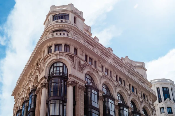 Edifícios históricos na Avenida Gran Via em Madrid — Fotografia de Stock