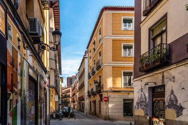 Central Madrid 'de Las Letras' ın köşesinde bir sokak.
