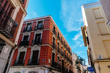 Madrid 'in merkezinde Las Letras Barrio' daki geleneksel konut binaları.