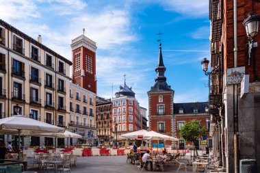 Madrid 'in tarihi merkezinde Santa Cruz Meydanı