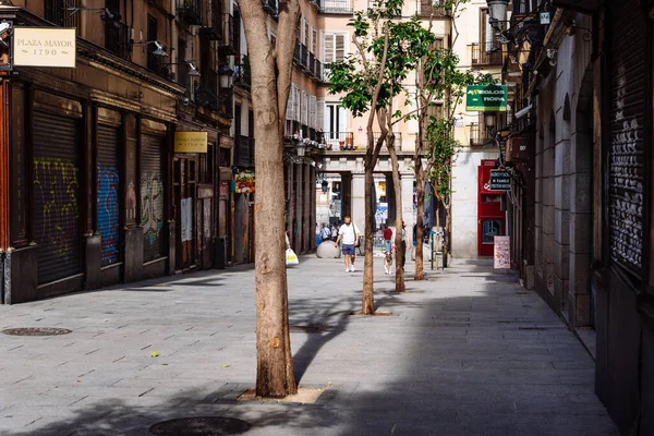 Escena callejera cerca de Plaza Mayor en Madrid — Foto de Stock