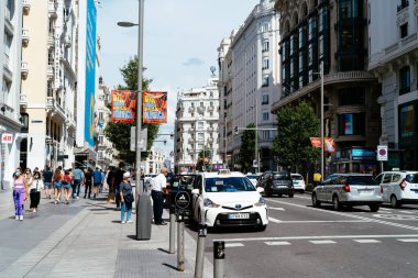 Madrid 'deki Gran Via Bulvarı' nda işlek sokak manzarası