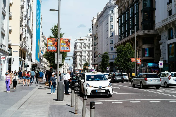 Busy street scene in Gran Via Avenue in Madrid — Stock Photo, Image
