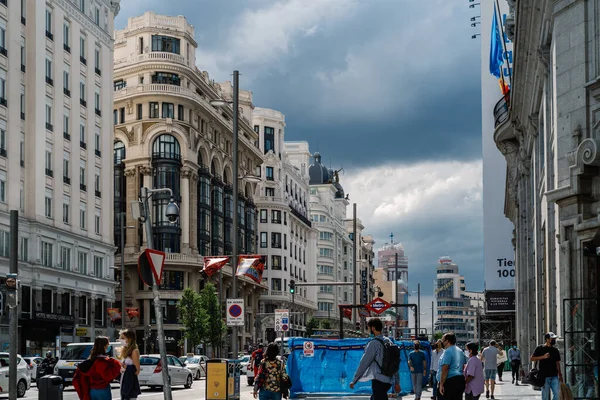 Ocupada escena callejera en la avenida Gran Vía de Madrid — Foto de Stock