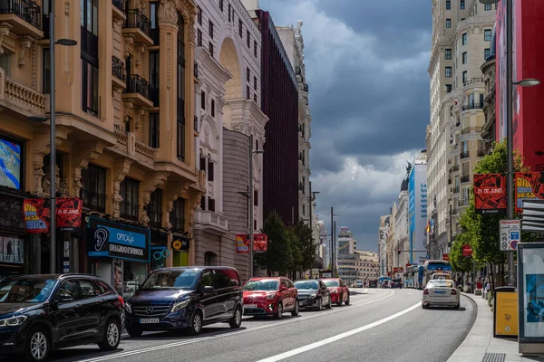 Ocupada escena callejera en la avenida Gran Vía de Madrid — Foto de Stock