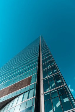 Madrid Cuatro Torres İş Alanındaki Espacio Kulesi 'nin alçak açılı görüntüsü