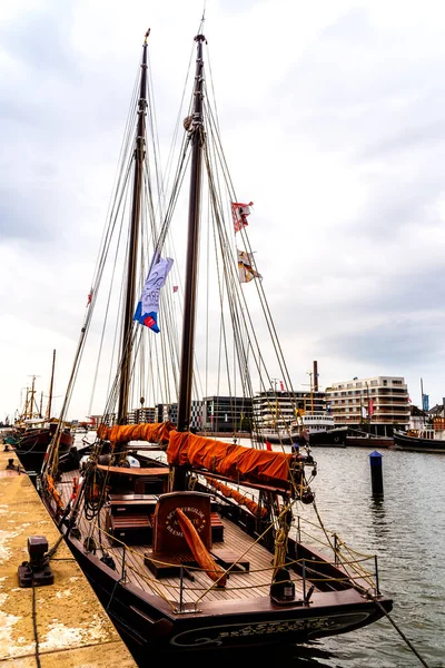 Old wooden sailing boat in the port of Bremerhaven — Stock Photo, Image