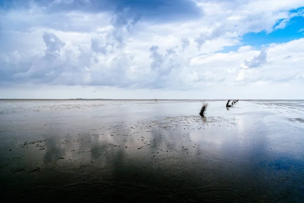 Спокойный и спокойный морской пейзаж на пляже во время отлива в Ваттовом море — стоковое фото