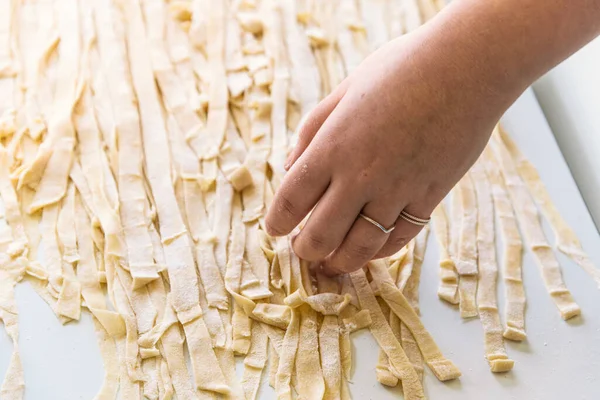 Närbild av processen för att göra hemlagad pasta — Stockfoto