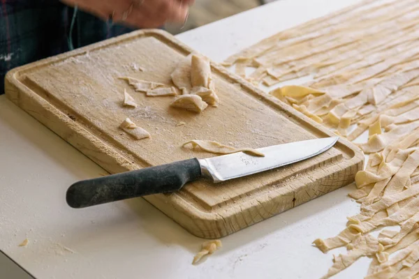 Närbild av processen för att göra hemlagad pasta — Stockfoto