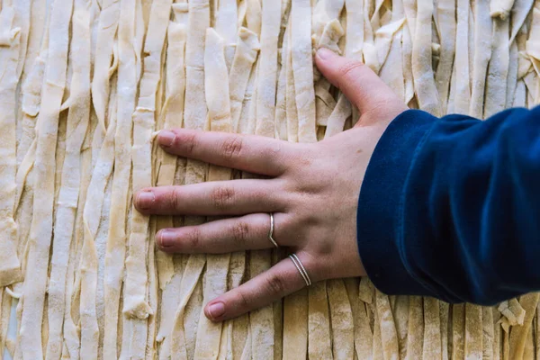 Närbild av processen för att göra hemlagad pasta — Stockfoto