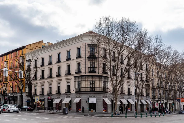 Serrano Street in het district Salamanca in Madrid. Modewinkel Loewe. — Stockfoto