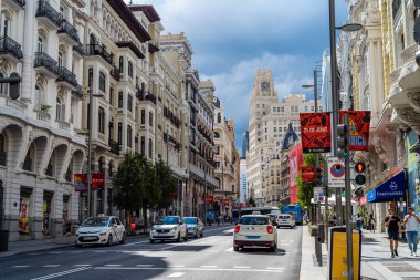 Madrid 'deki Gran Via Bulvarı' nda işlek sokak manzarası