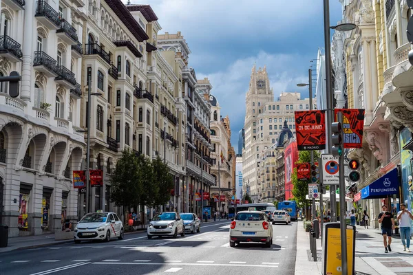 Drukke straat scene in Gran Via Avenue in Madrid — Stockfoto