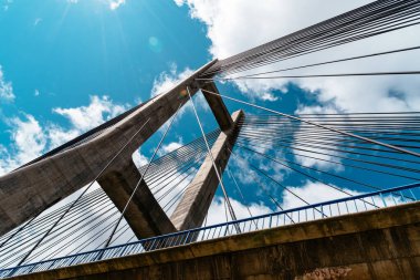 Rezervuar Los Barrios de Luna karşısında modern asma köprü