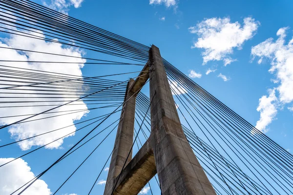 Сучасний підвісний міст через резервуар Лос-Барріос-де-луна — стокове фото
