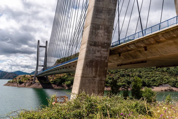 Jembatan gantung modern melintasi waduk Los Barrios de Luna — Stok Foto