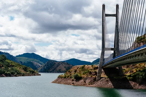 Moderno puente colgante sobre embalse Los Barrios de Luna —  Fotos de Stock