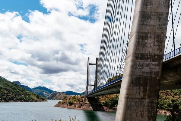 Сучасний підвісний міст через резервуар Лос-Барріос-де-луна — стокове фото