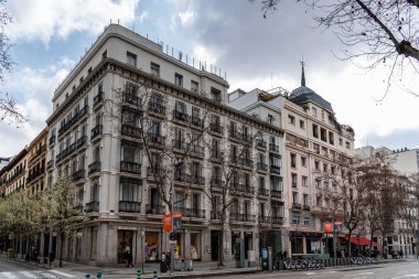Madrid 'de tanınmış bir alışveriş caddesi olan Serrano Caddesi manzaralı.