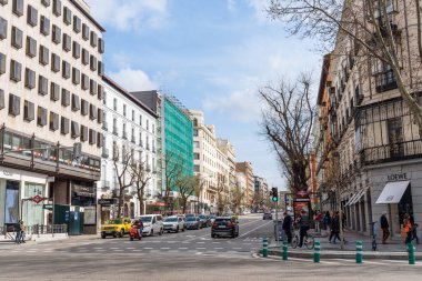 Madrid 'de tanınmış bir alışveriş caddesi olan Serrano Caddesi manzaralı.