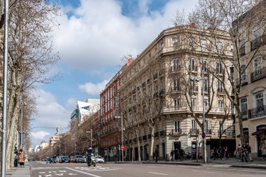 Madrid 'de tanınmış bir alışveriş caddesi olan Serrano Caddesi manzaralı.