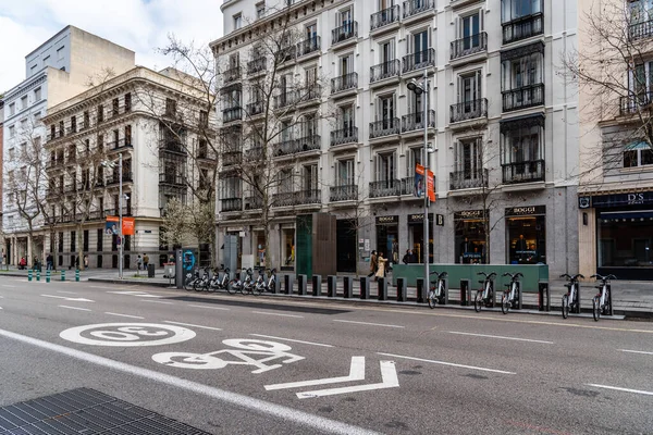 Scenic view of Serrano Street with fashion retail storefronts in Madrid — Stock Photo, Image