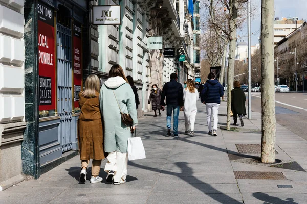 Madrid 'deki Serrano Caddesi' nde alışveriş yapan insanlar — Stok fotoğraf